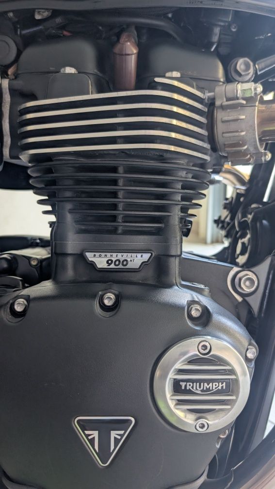 Triumph Street Twin 900 (+2000€ em extras)