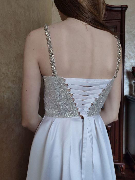 Біла випускна сукня