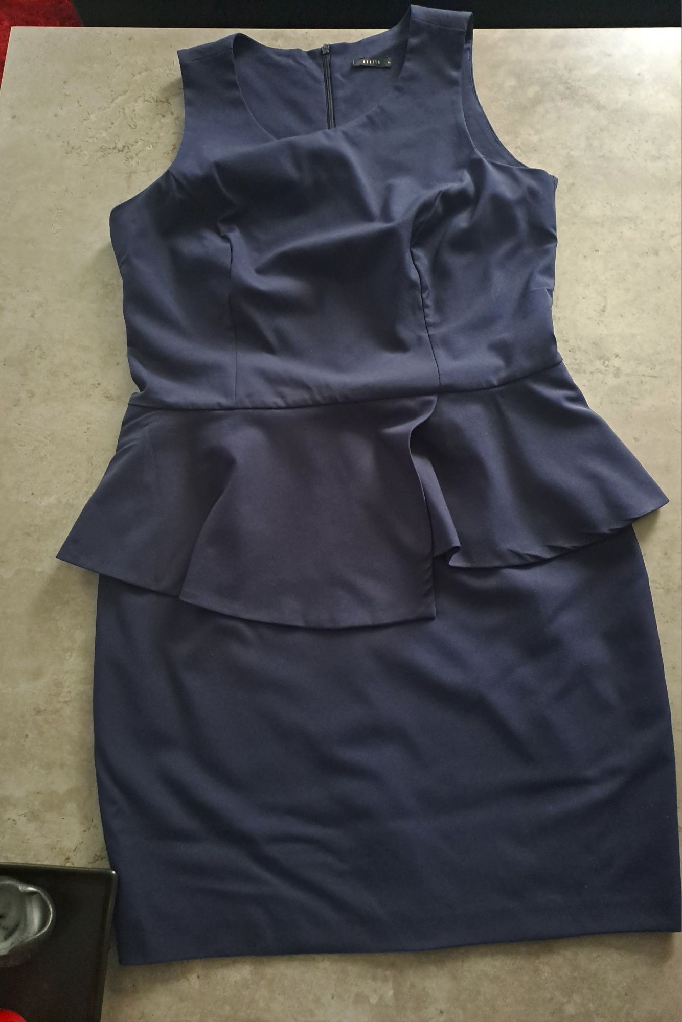 Piękna elegancka sukienka Mohito 42/44,granat,falbana, baskinka
