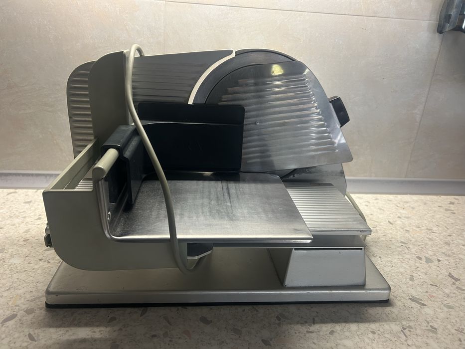 Продам слайсер Graef электрический