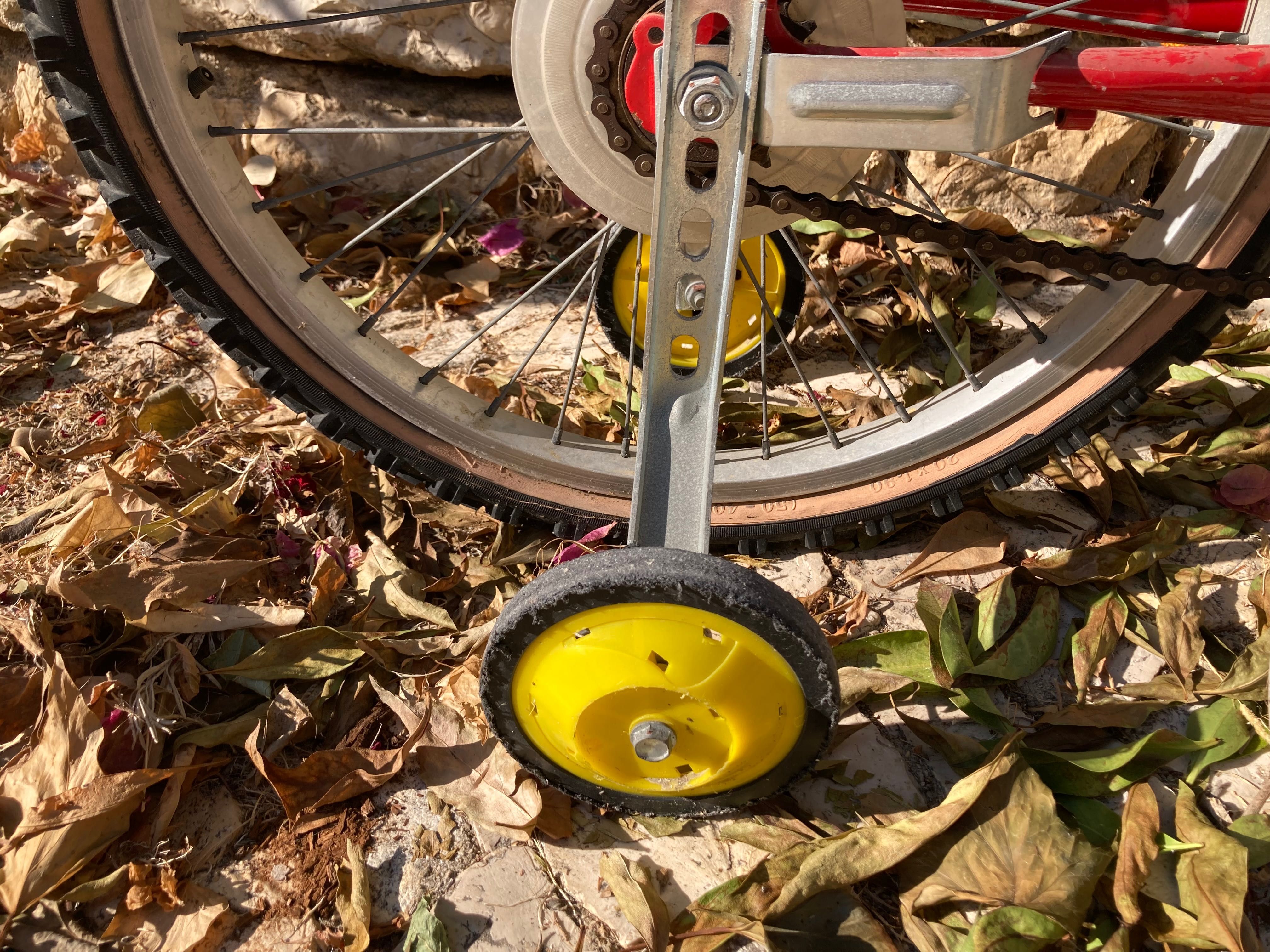 Bicicleta de criança antiga com rodinhas