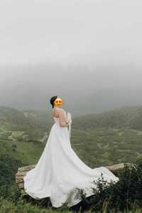 Дизайнерська весільна сукня А-силует зі шлейфом
