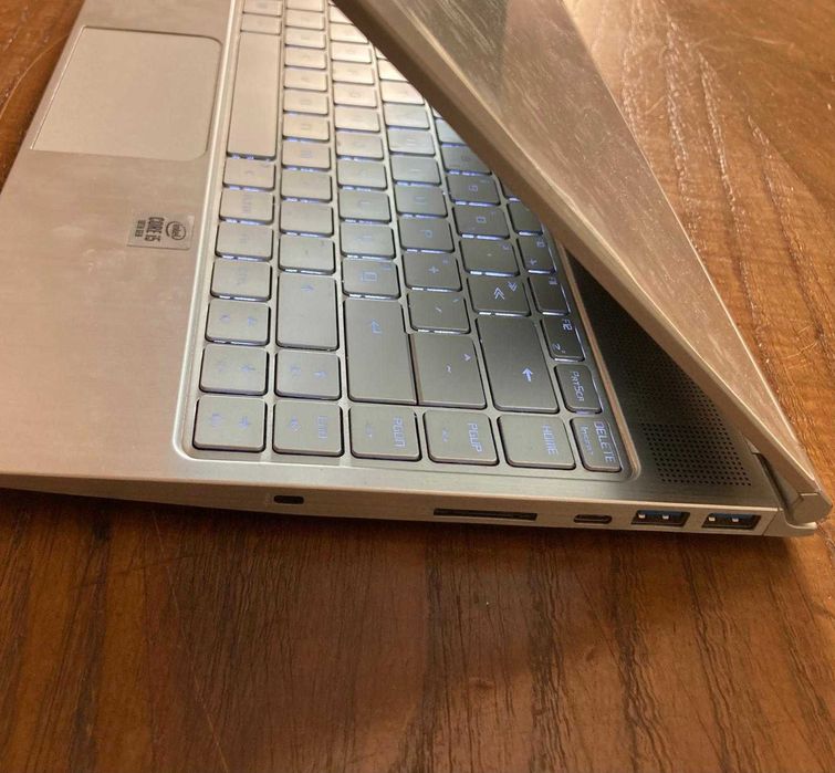 Computador cinzento MSI i5, 10th geração