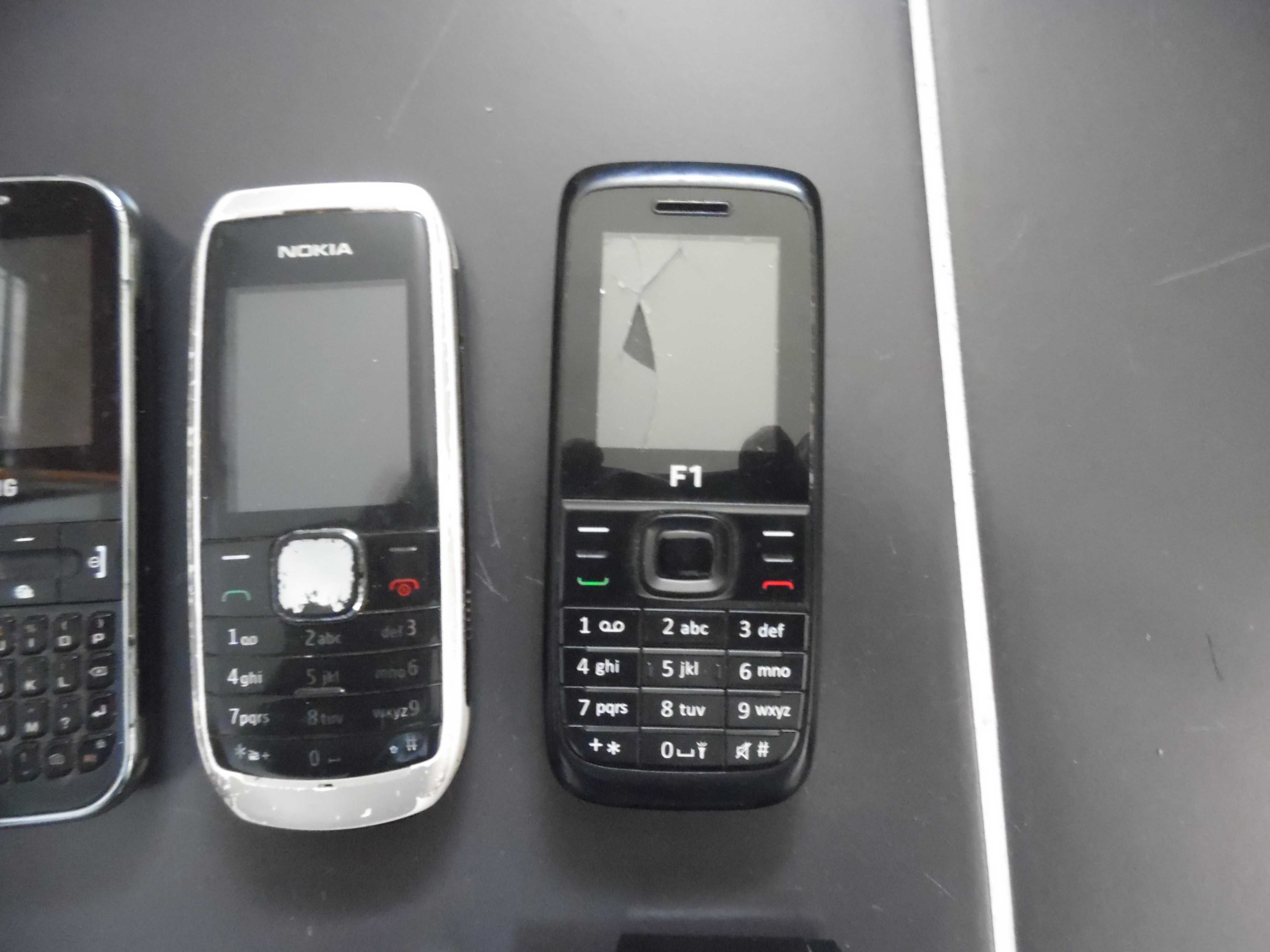 Lote de 4 telemóveis e carregadores