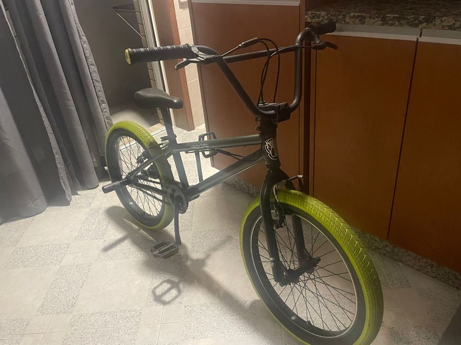 Bicicleta Bmx com pneus verdes