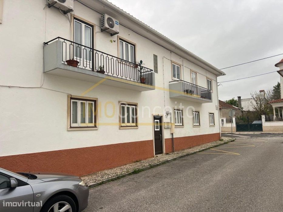 INVESTIMENTO 2 Andares Moradia T2 | 1º andar e R/C - Logradouro - M...