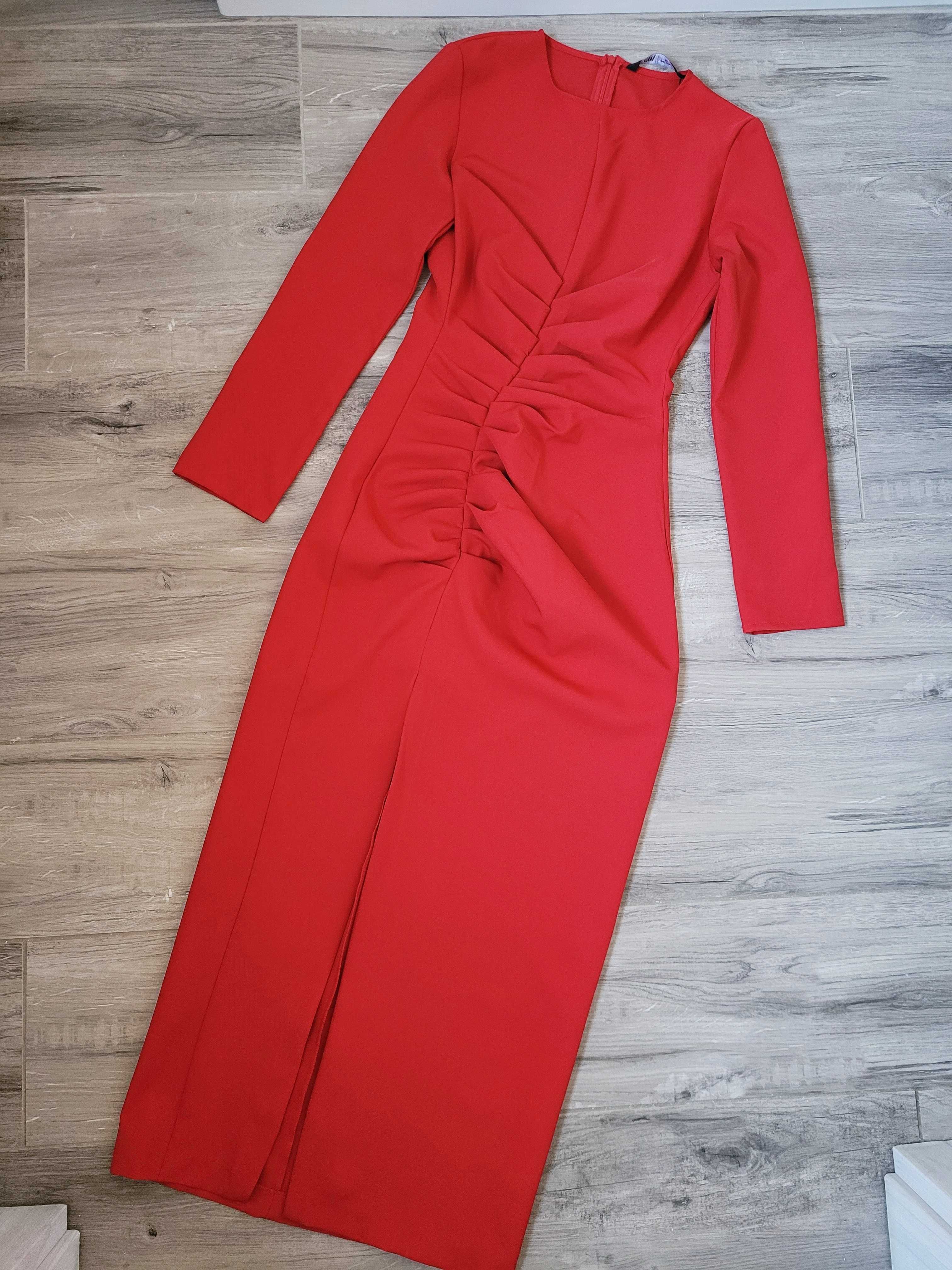 Elegancka czerwona drapowana sukienka midi z rozcięciem Zara