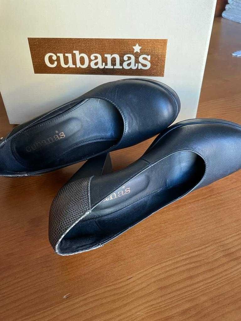 Sapatos Da marca Cubanas.