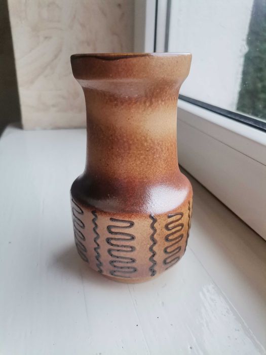 Brązowy wazonik ceramiczny