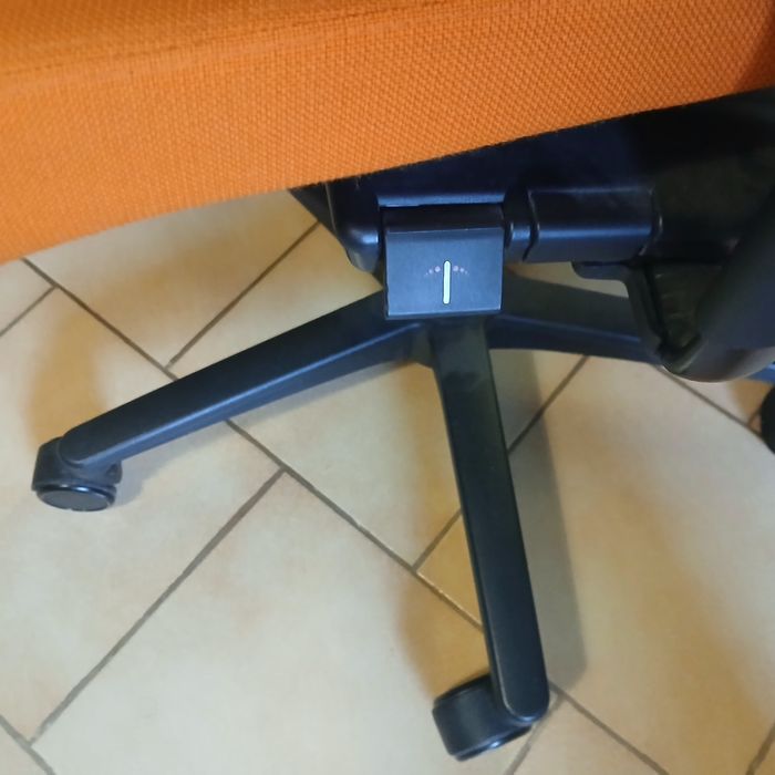 Fotel obrotowy uszkodzony