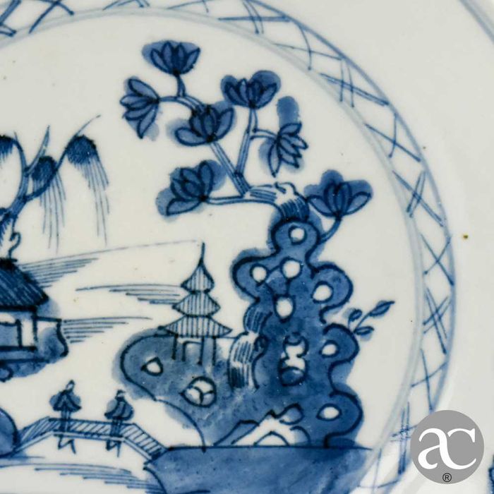 Prato porcelana China Qianlong, séc. XVIII, flores, pagode e paisagem