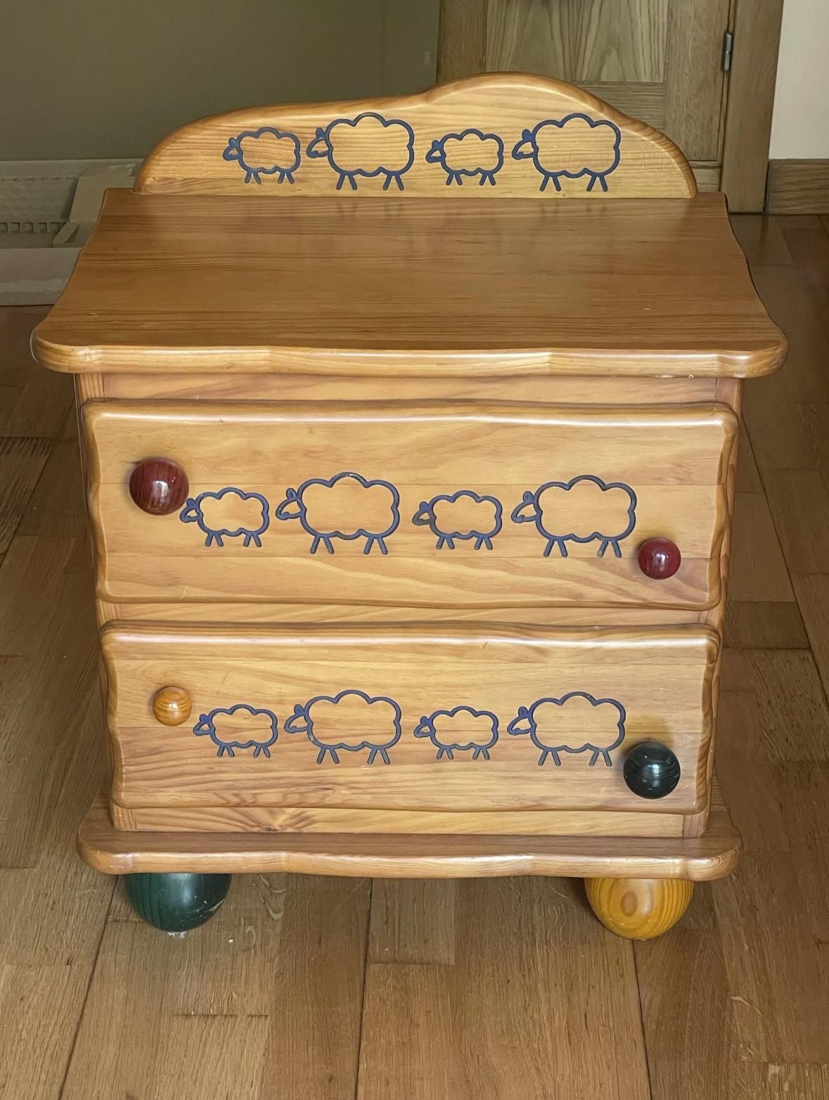 Mesa cabeceira infantil em madeira