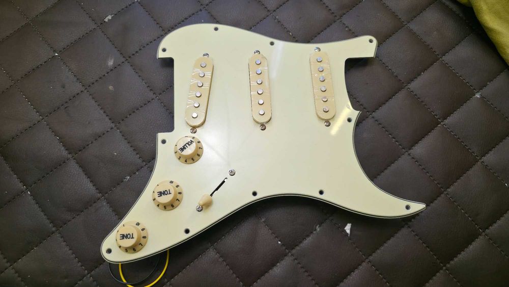 Płytka maskująca i przetworniki Stratocaster SSS Strat