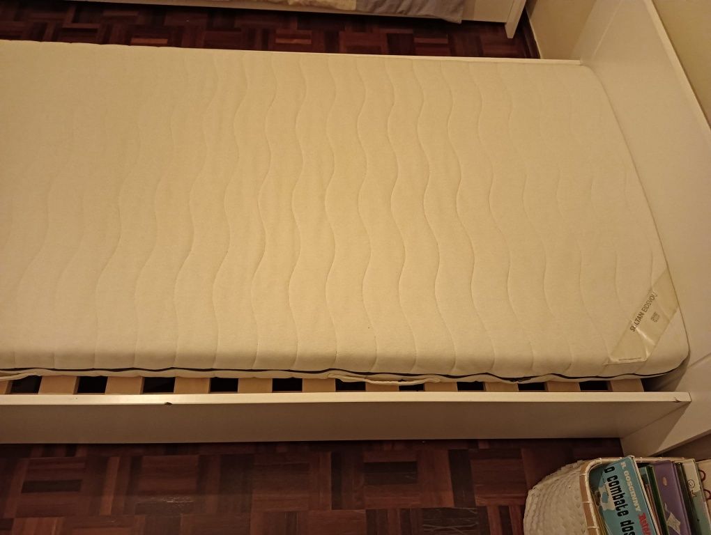 Cama para 1 pessoa usada, com estrado e gaveta.