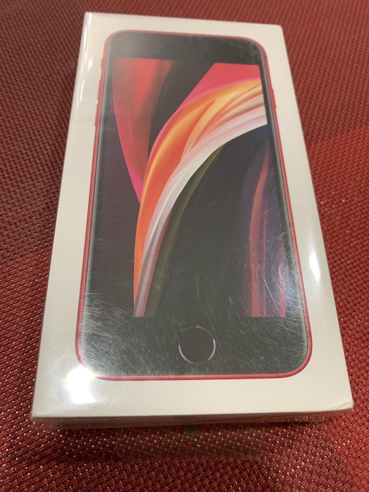 Продам IPhone SE red and black на 64 gb R-sim