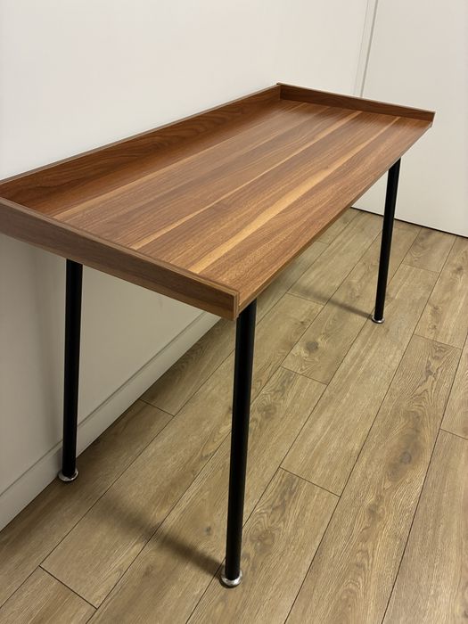 Brązowe biurko industrialne z czarnymi nogami