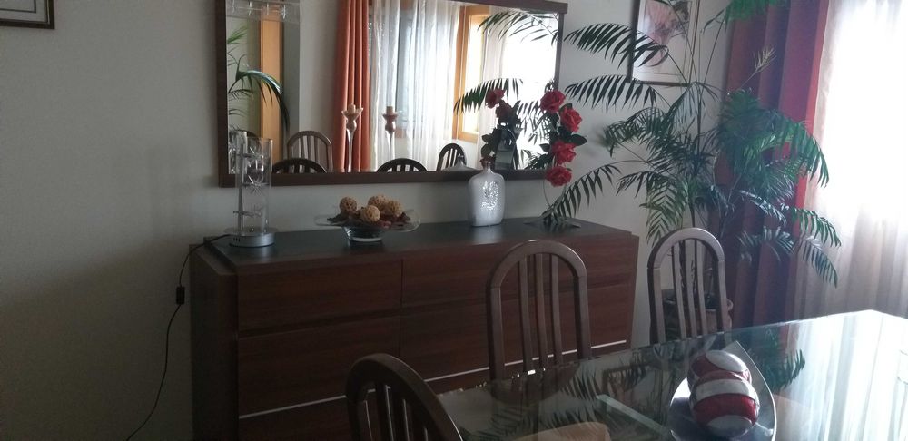 Sala completa com espelho