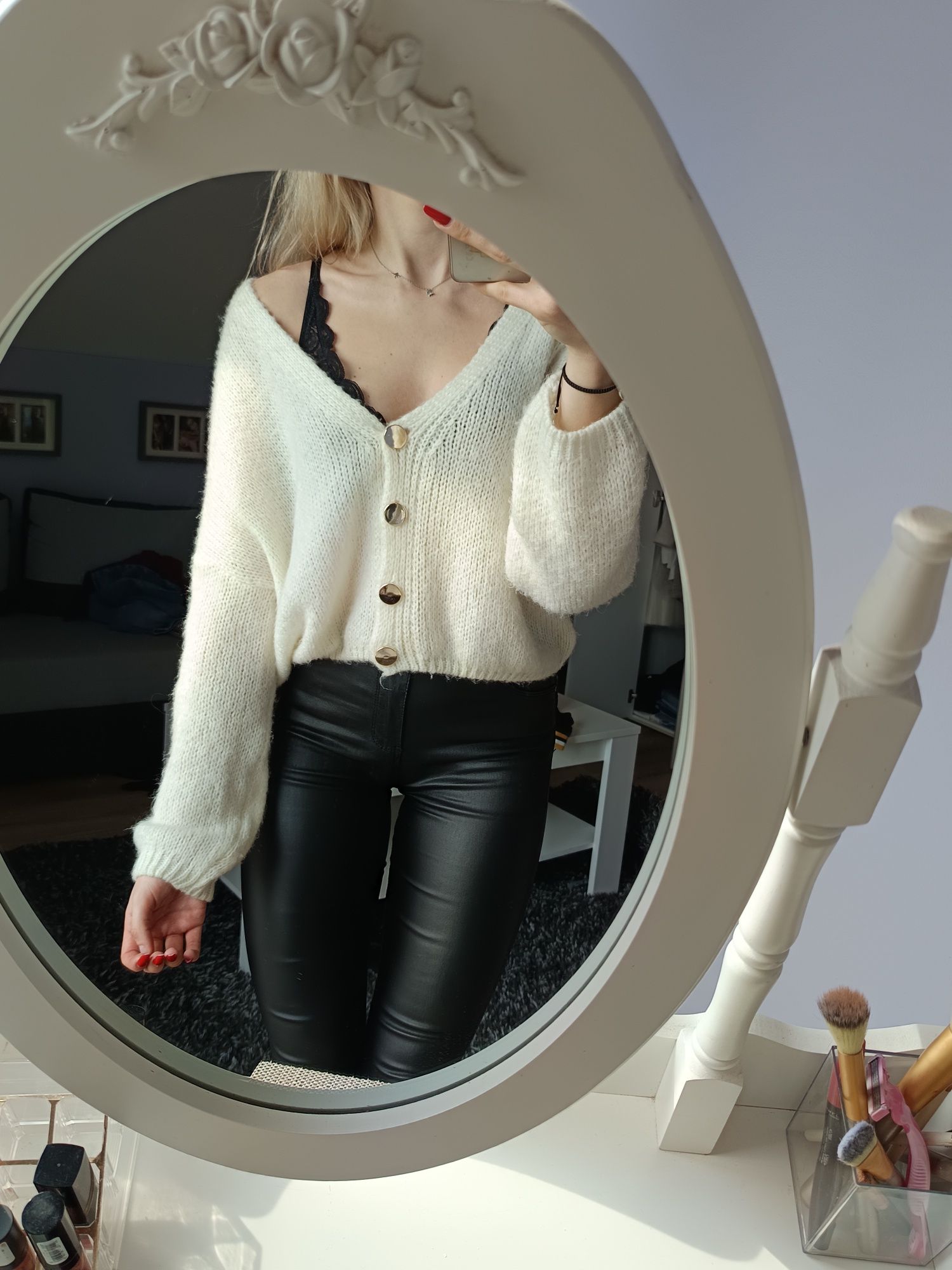 kremowy sweter Zara M z dekoltem V ze złotymi guzikami oversize