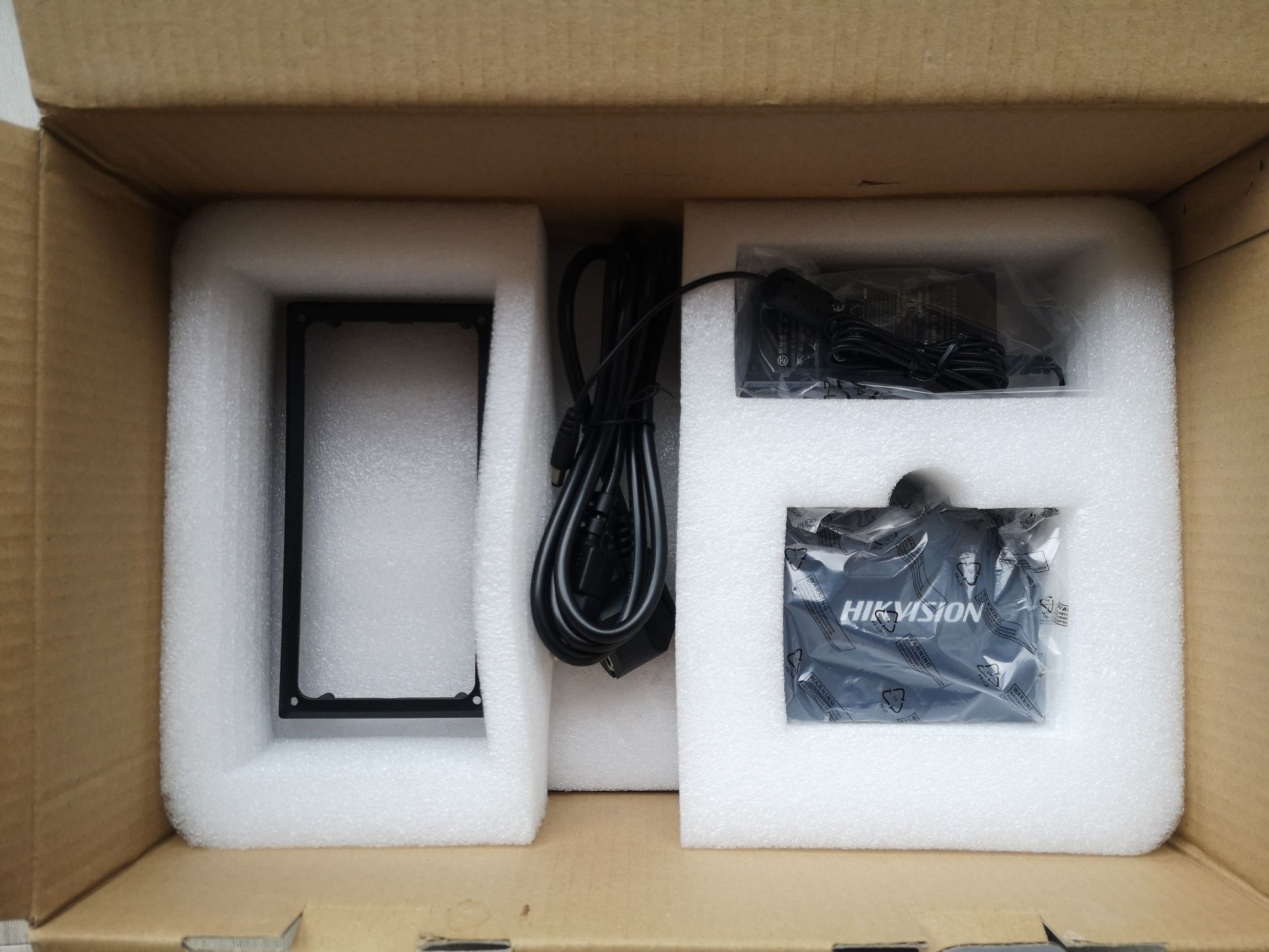Nowy wideodomofon Hikvision DS-KIS604-S-W