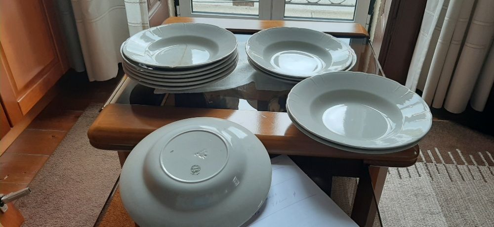 Serviço formato Paris cor creme de pratos sacavém