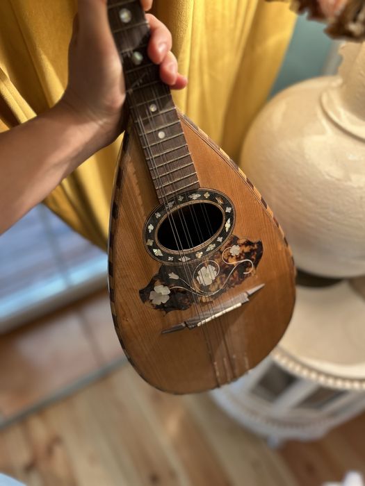 Mandola mandolina intersjowana