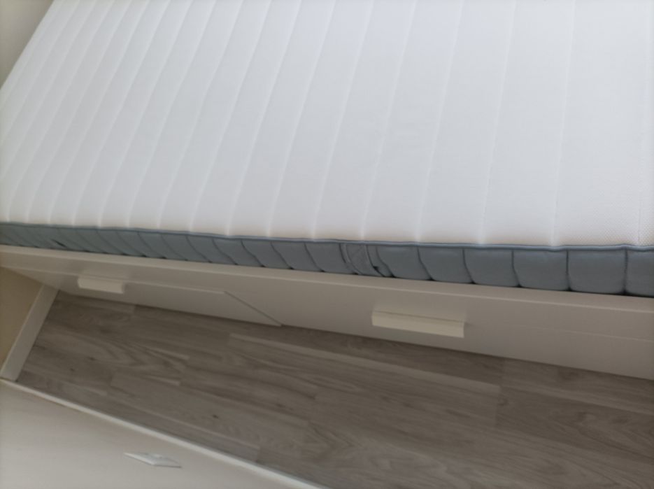 Cama com colchão IKEA