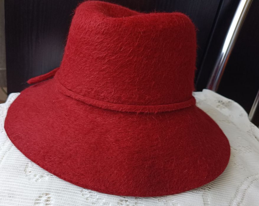 Kapelusz ręcznie robiony.