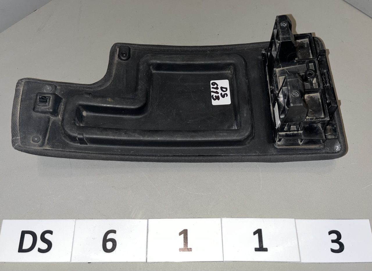 Renault (RVI) Megane 3 09-16 підлокітник перед DS6113 1906003