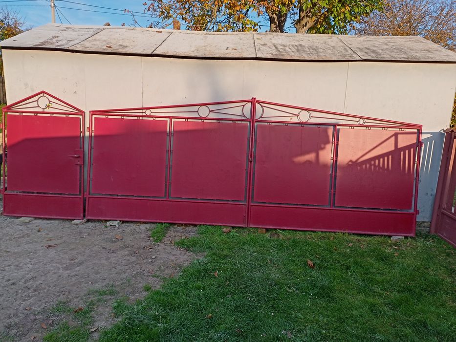 Продаються ворота з хвірткою+ 3 стовпи.