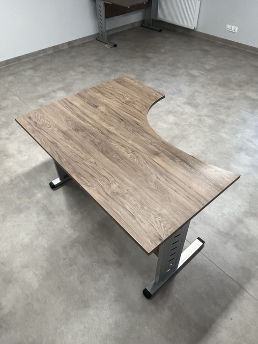 Biurko biurowe z wbudowana szafka zamykana na klucz