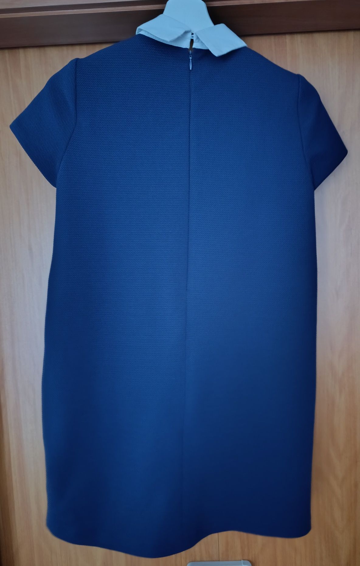 Vestido azul escuro com gola branca
