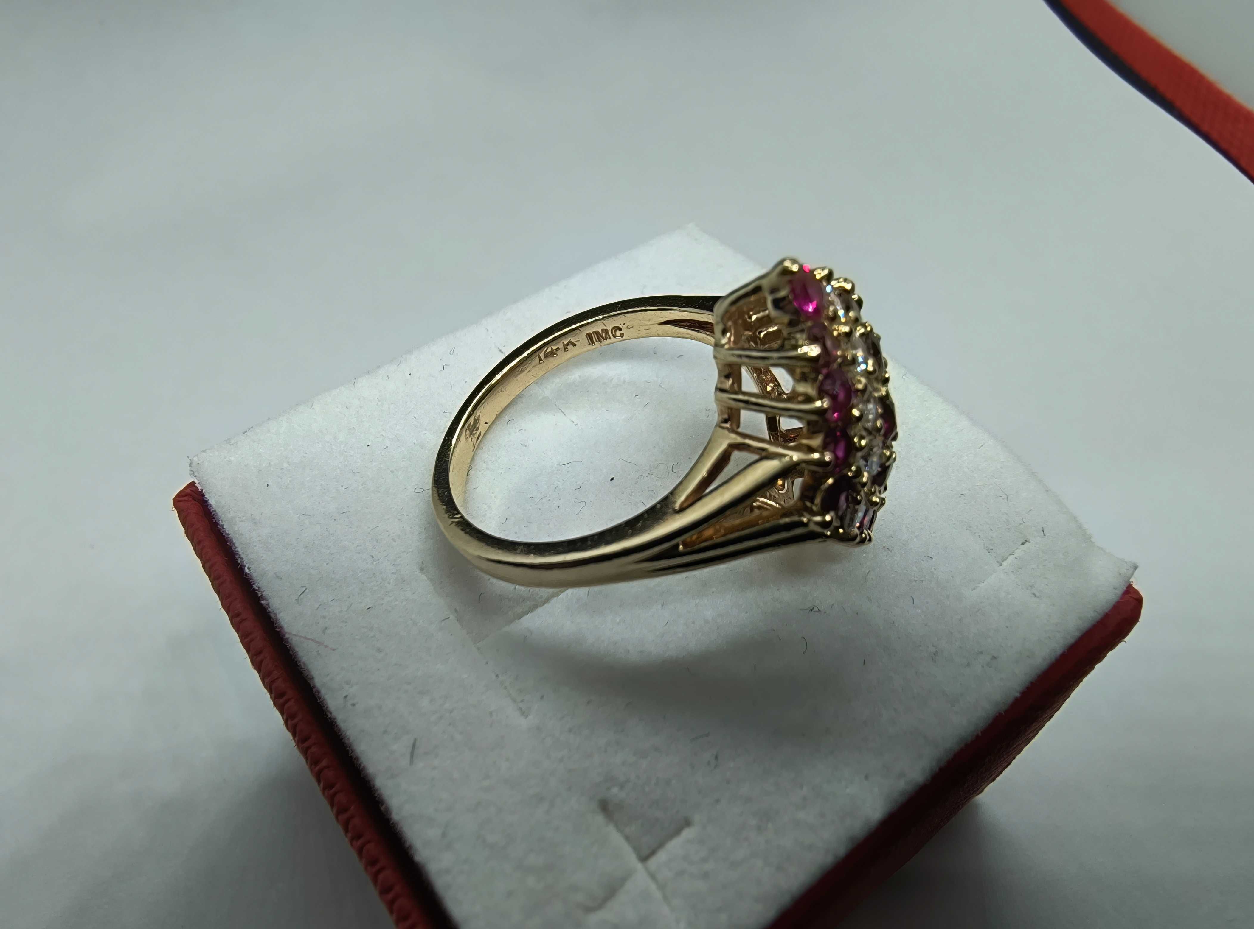 Złoty pierścionek z brylantami i różowymi szafirami, certyfikat