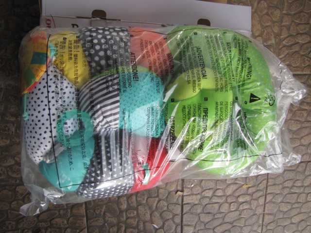 Poduszka podtrzymująca dla noworodków i dzieci z zabawkami