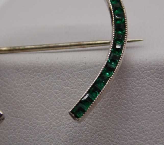 Antyczna srebrna broszka podkowa zielone szmaragdowe kamienie.