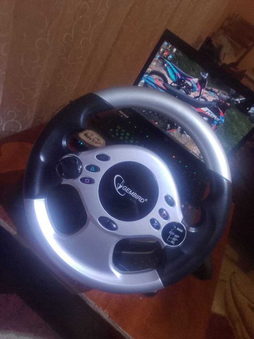 Ігровий руль з педалями