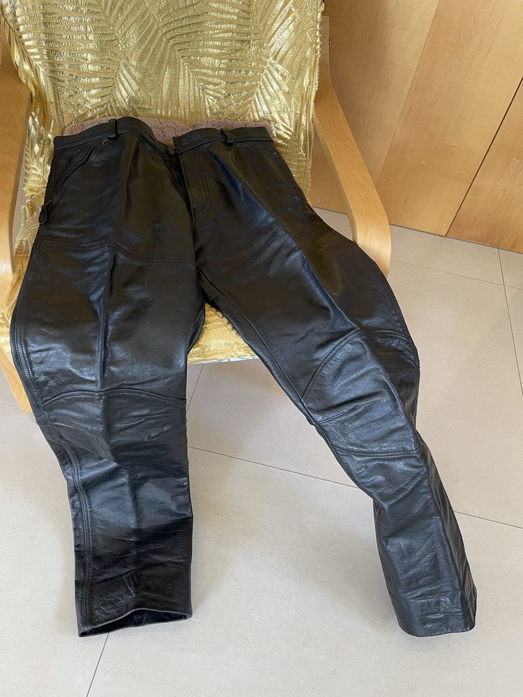 Fato de motard blusão e calça.