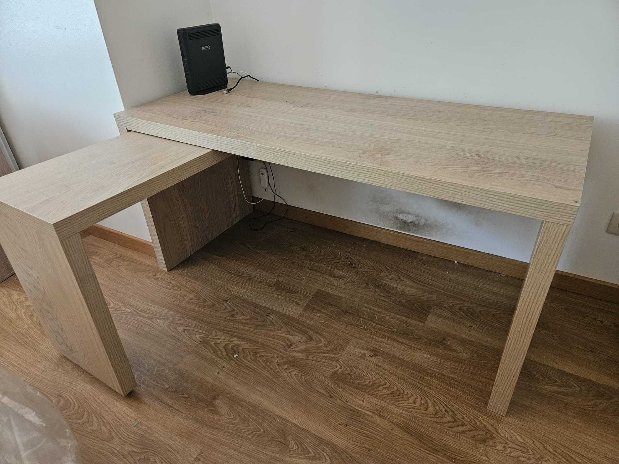 Excelente sofá cama, colchão, 2 mesas  e 2 secretárias e outros itens