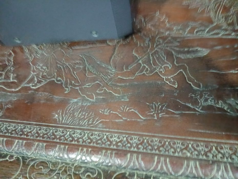 Arcas de madeira antiga maciça trabalhada. Excelente qualidade: