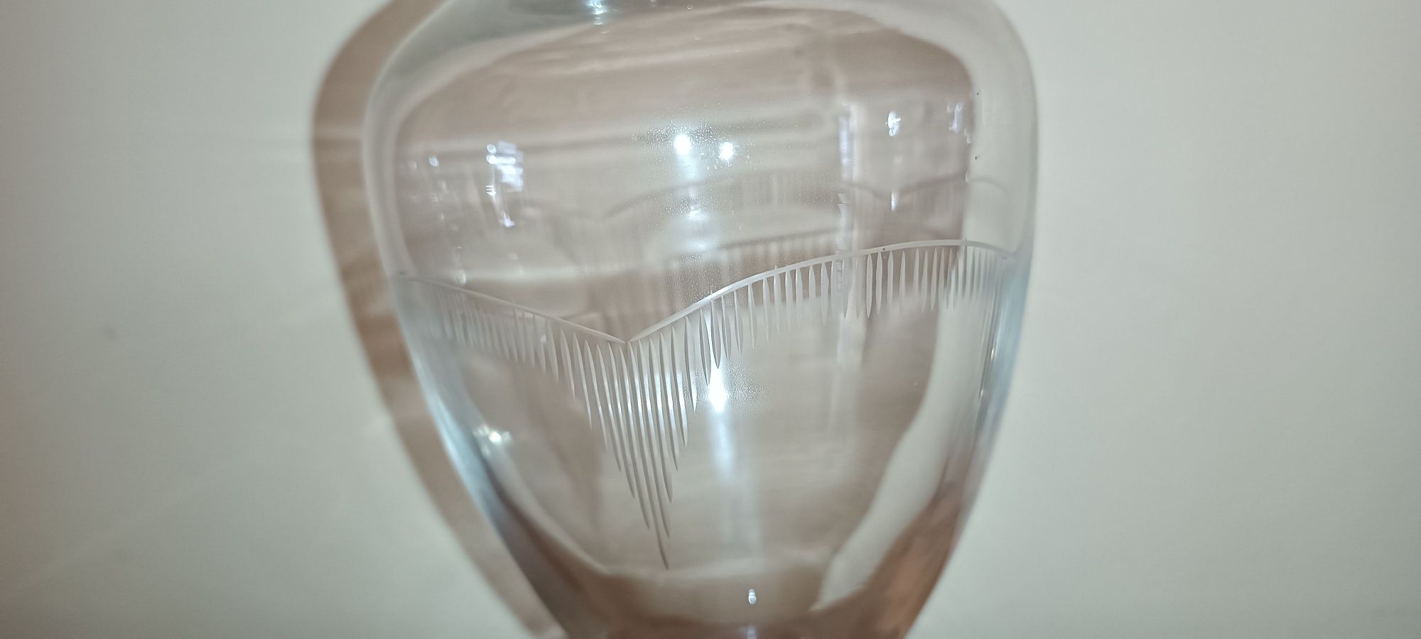 antiga jarra em vidro transparente lapidado