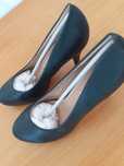 Sapatos em pele novos