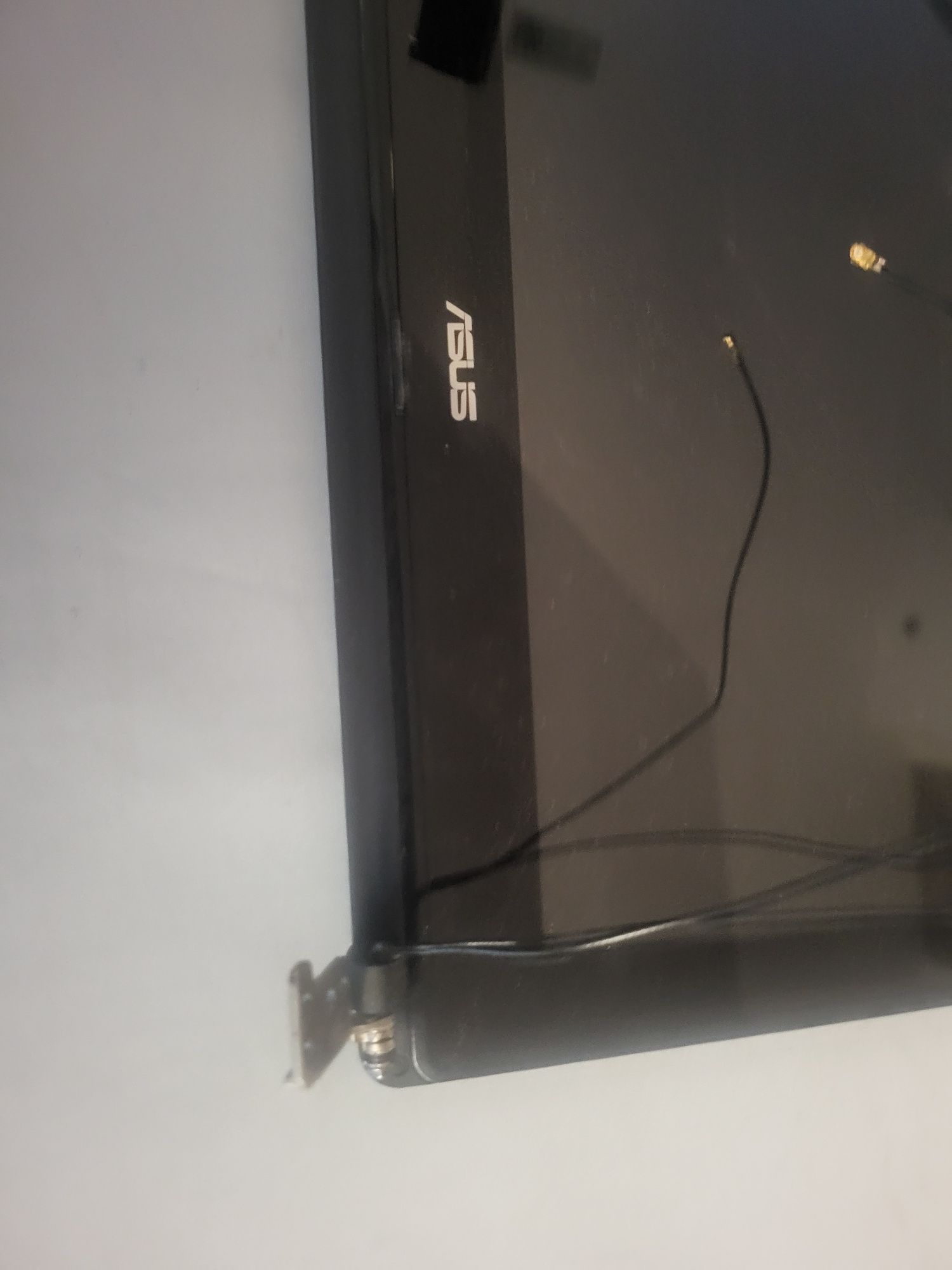 Sprzedam cała klapę matrycy do laptopa Asus X102B