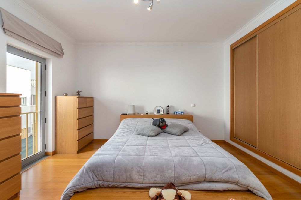 Moradia em banda 3 Suites Quintal com churrasqueira- 150 m² área útil