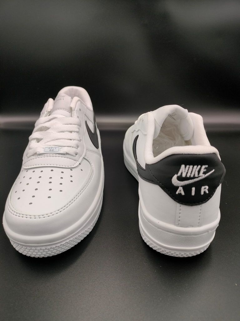 Wyprzedaż Nike Air Force 1 biało czarne r 41 skarpetki Nike gratis