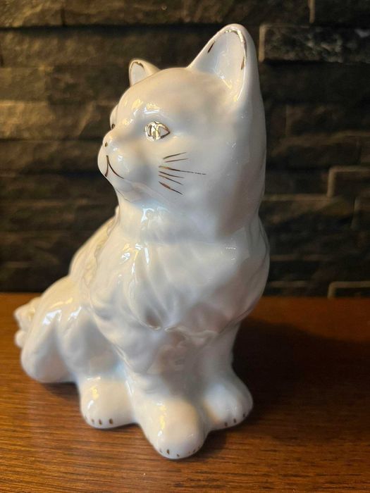 Biały porcelanowy kot figurka