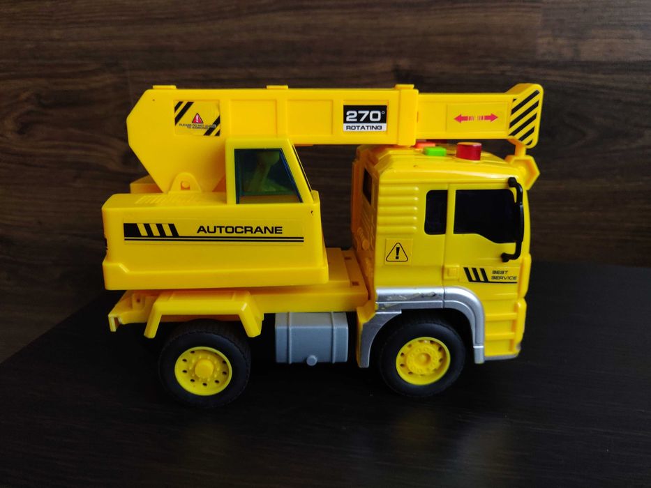 Грузовик с краном Gearbox желтого цвета + подарок.