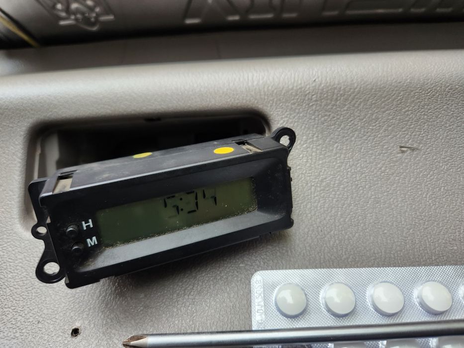 Годинник в лендровер фрілендер 1