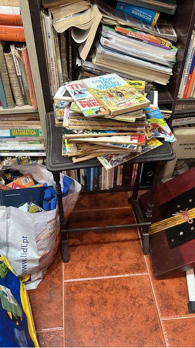 Livros, cadernetas, jornais antigos