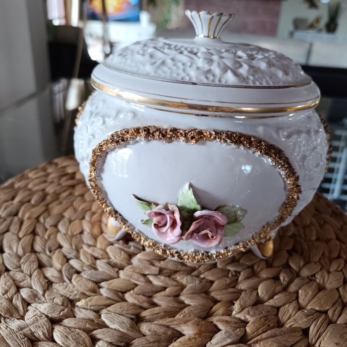 Terrina antiga louça de Alcobaça com flores em relevo