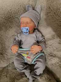 Realistyczna lalka typu Reborn śpiący bobas chłopiec