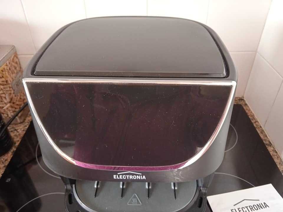 Vende-se Airfryer com poucas utilizações (capacidade 5.7L)